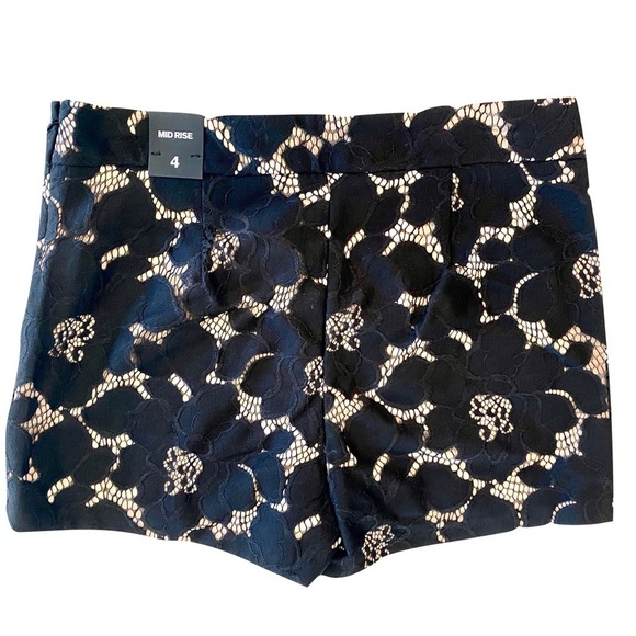 NWT — EXPRESS Elegant & Dressy Black Lace Shorts on Cream Fabric Size 4 - Picture 2 of 8
